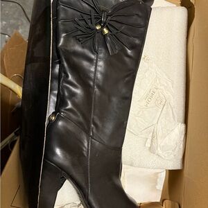 Elegant Black Leather Women's Boots